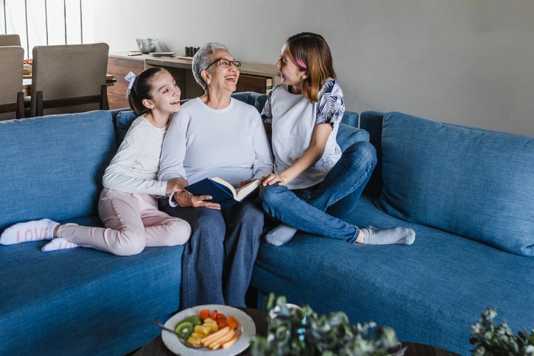 Moment de lecture en famille avec un livre personnalisé pour enfants