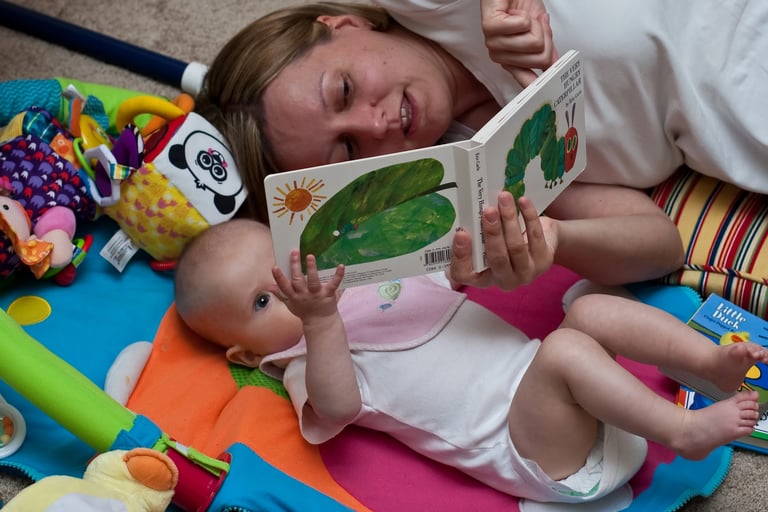 Bébé avec ses parents découvrant un livre personnalisé pour la naissance