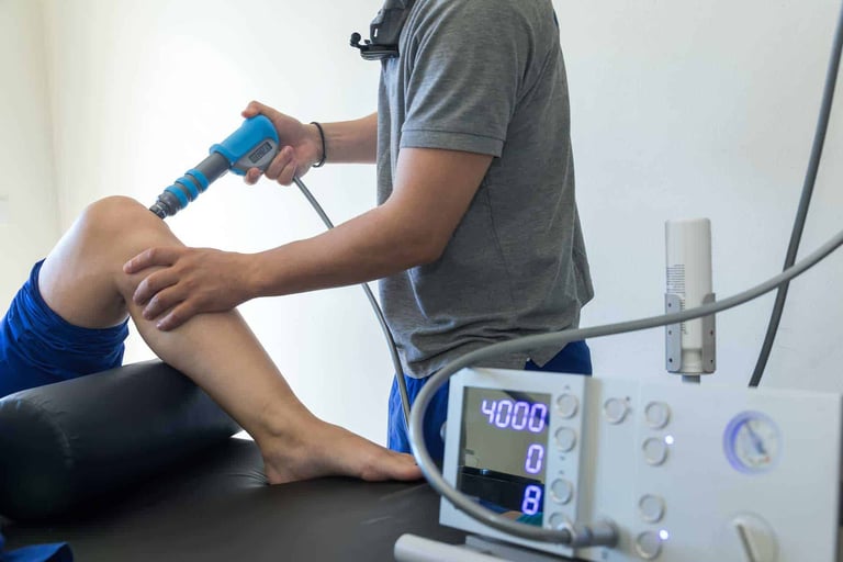 استخدام الموجات الصدمية لعلاج الألم مثل ألم الظهر والرقبة وغيرها. في مركز الدقة للعمود الفقري في مسق