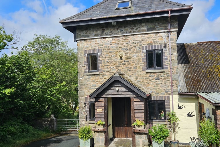 Unusual Self Catering holiday let. Mid Wales, near Llanwrtyd Wells.