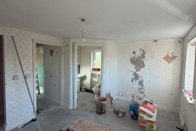 Our customer needed the walls of this master bedroom plastering.