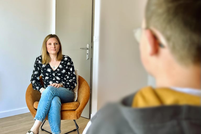 Séance d’écoute authentique entre thérapeute et adolescent