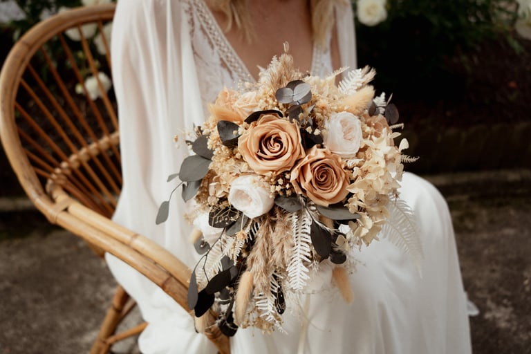 une mariée qui tient un bouquet de fleurs de mariage