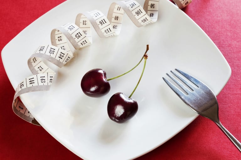 un tenedor y un tenedor con una cinta métrica