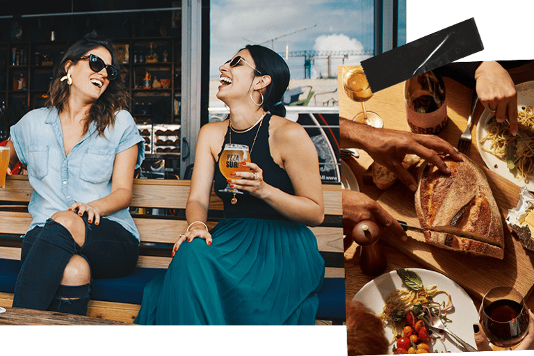 Twee kletsende vrouwen op een bankje buiten met speciaal bier en vers brood