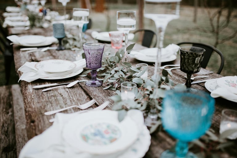 Table de mariage champêtre avec vaisselle vintage
