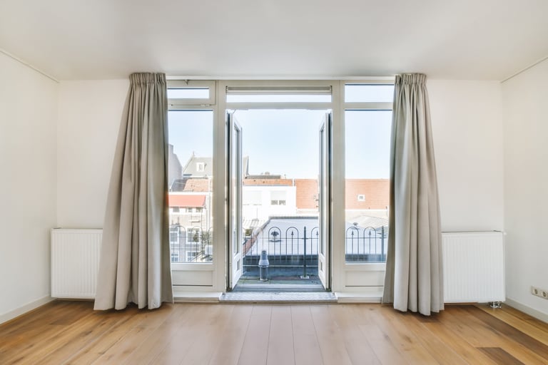 Fenêtre ouverte avec rideaux vue sur balcon