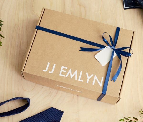 Cajas de carton kraft, color negro y blancas disponibles en distintos tamaños, todas personalizables