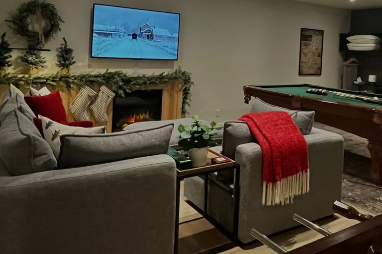 Un salon avec une table de billard