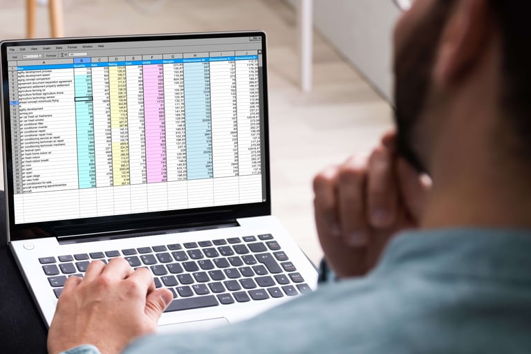 EMPRESÁRIO PREOCUPADO OLHANDO PLANILHA EM LAPTOP