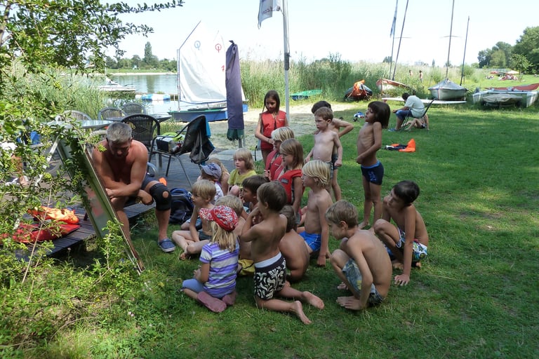 Kinder in der Segelschule