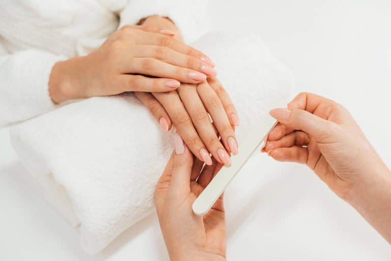 aplicando-gel-de-manicura-en-roma-norte