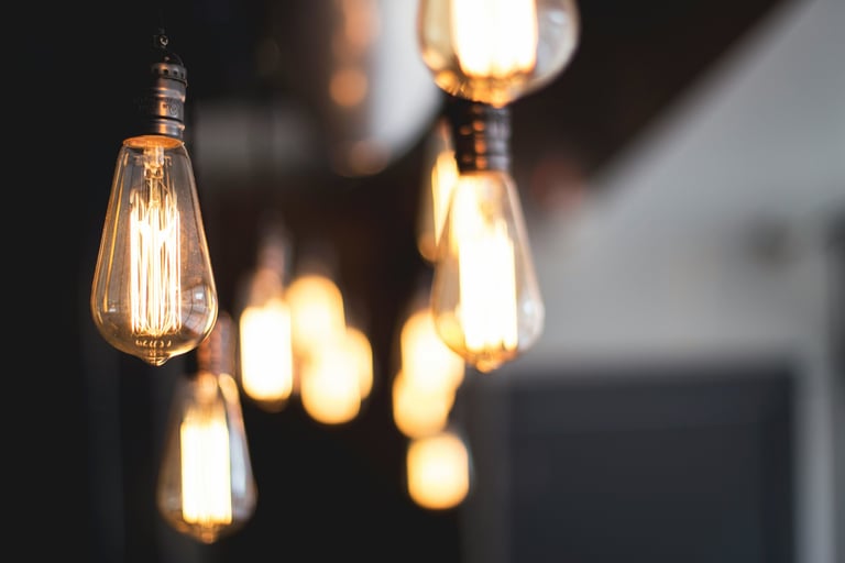 a bunch of light bulbs hanging from a ceiling