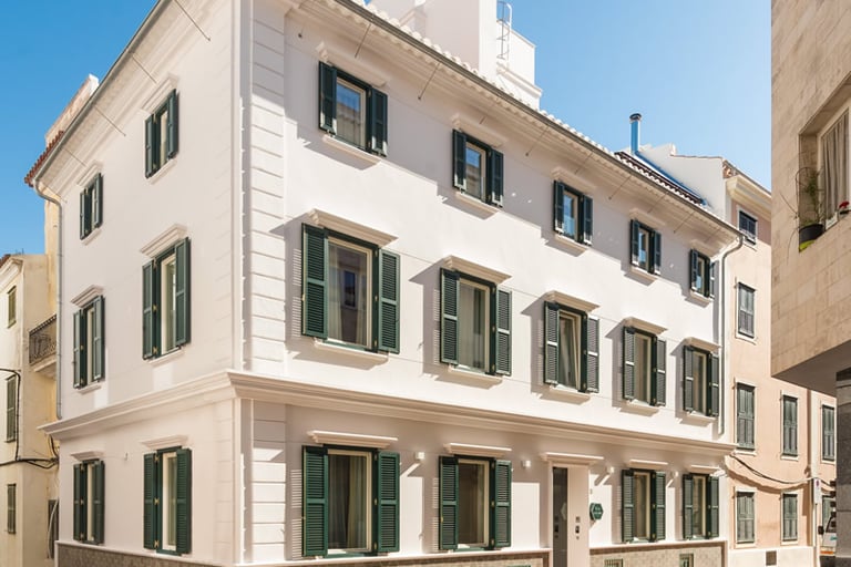 Pintura de fachadas en Menorca para hoteles