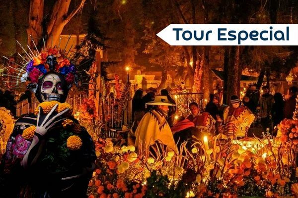 Personas en Panteon de tzintzuntzan - Tour noche de muertos desde morelia