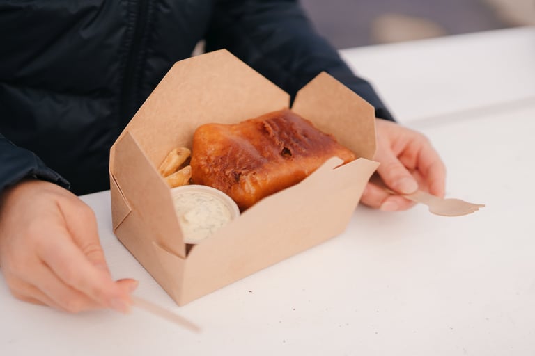 Fish and chips servert i takeaway-boks hos Maritime Munchies i Moskenes, Lofoten