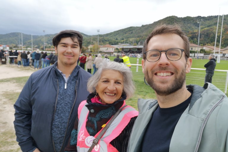 Photode Pierre Guichard et le collectif TOurnon en Commun au bord d'un terrain de rugby