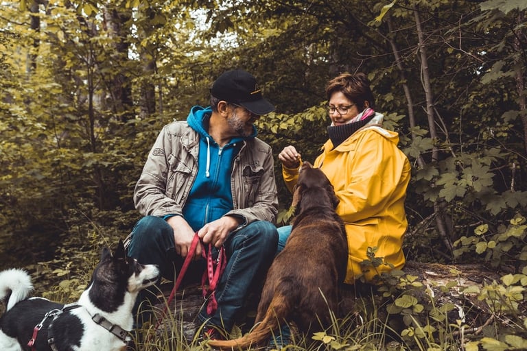 Marion und Martin Lindhof im Wald mit 2 Hunden