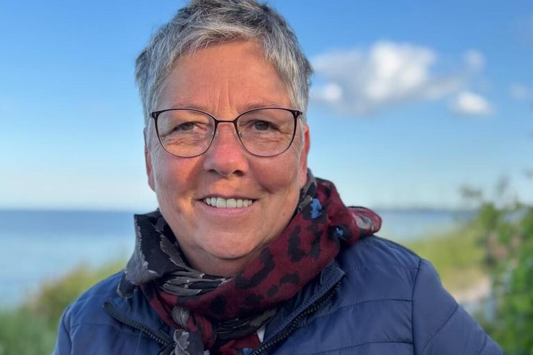 Marion Lindhof auf Fehmarn bei herrlichem Wetter und Meerblick.
