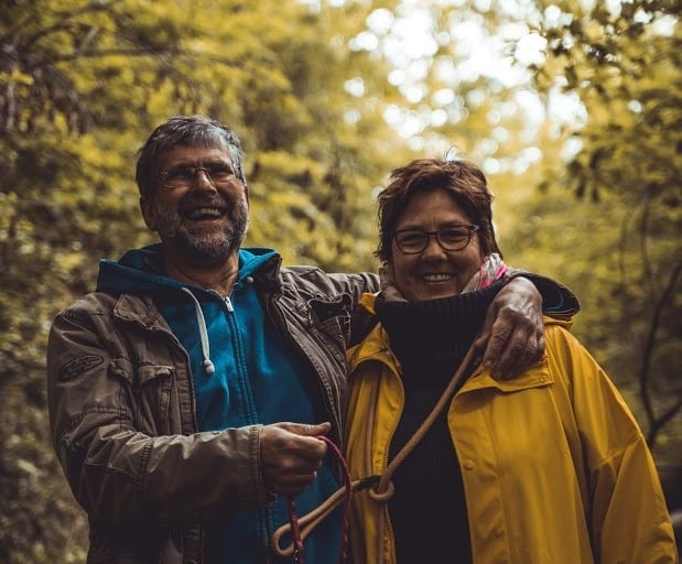 Marion und Martin Lindhof lachend im Wald beim Fotoshooting mit Jan albrecht von albrechtpictures.