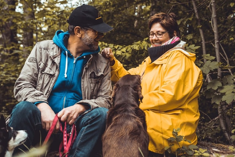 Marion und Martin Lindhof von Hunde Freude Hundeschule und Hundehotel mit Hund Amy beim Fotoshooting