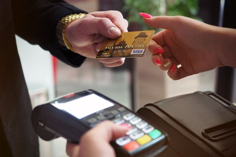 imagem de um executivo usando seu cartão de crédito .