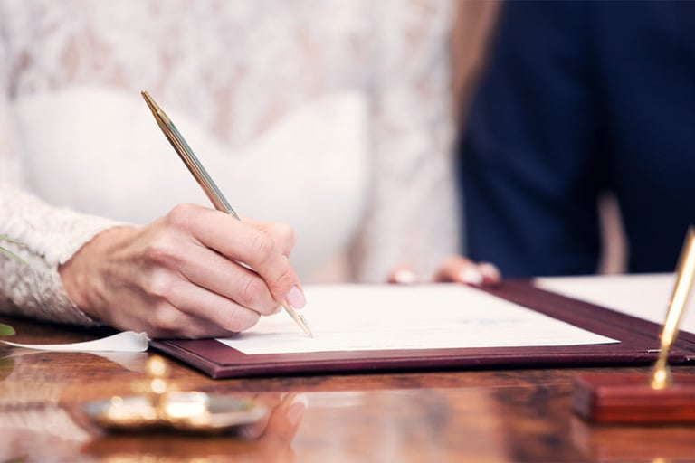 casamento ,casal hétero assinando o livro de casamento.