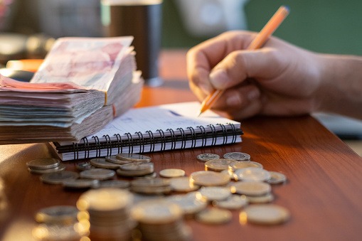imagem de uma mesa de escritório com moedas e dinheiro em cima dela .