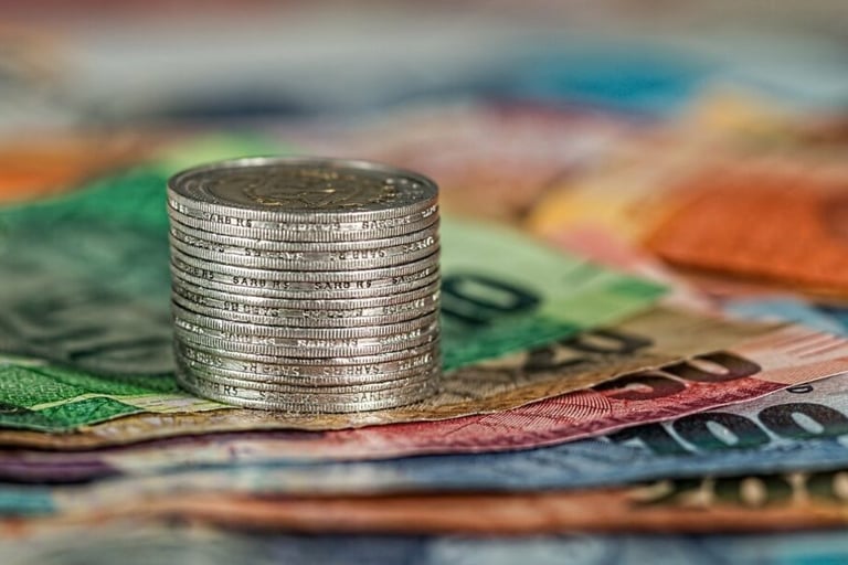 imagem de cédulas e moedas juntas. Representando dinheiro.