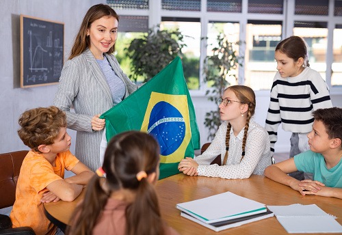 imagem de uma sala de aula com alunos e professor ensinando