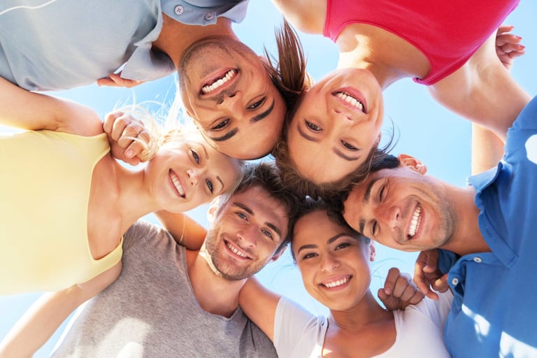 imagem de jovens reunidos 