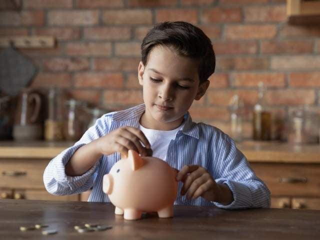 imagem de uma criança começando a investir poupar.