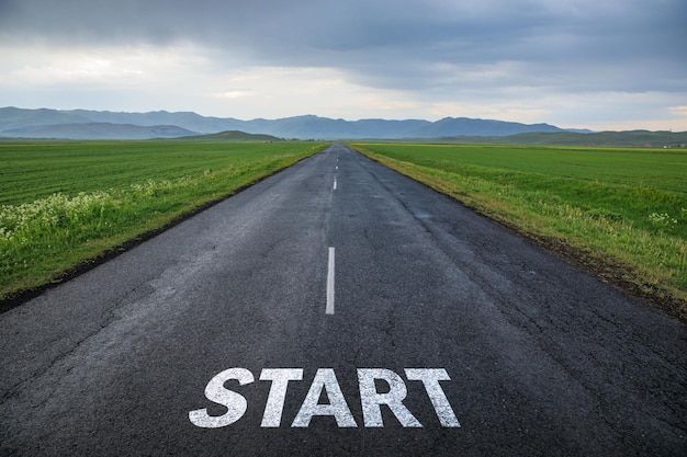 imagem de uma estrada com a palavra start escrita no chão. 