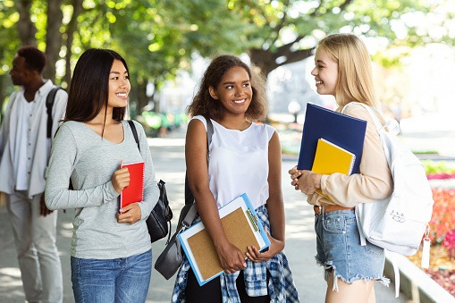 imagem de estudantes reunidos batendo papo sobre educação financeira