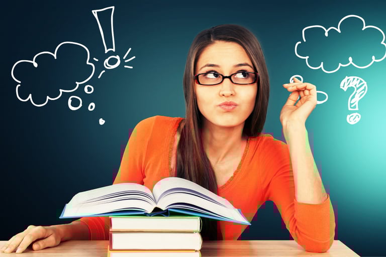 jovem estudando sobre educação financeira