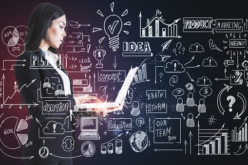 executiva mexendo no computador