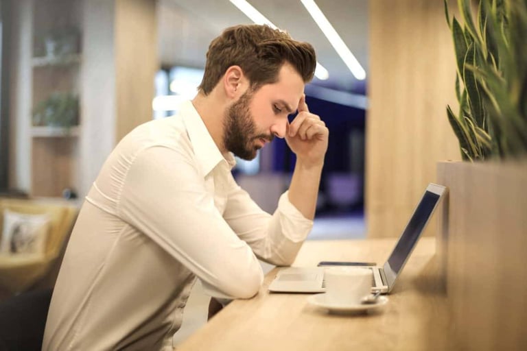 imagem de um executivo analisando suas finanças.
