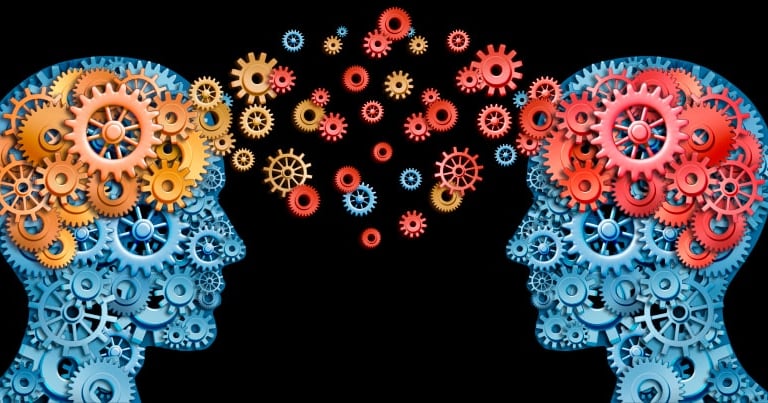 imagem de duas cabeças com forma de engrenagem uma olhando para a outra.