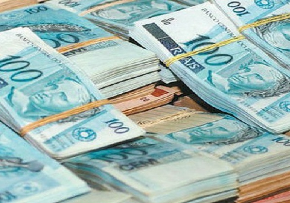 imagem de varias notas de dinheiro brasileiro real