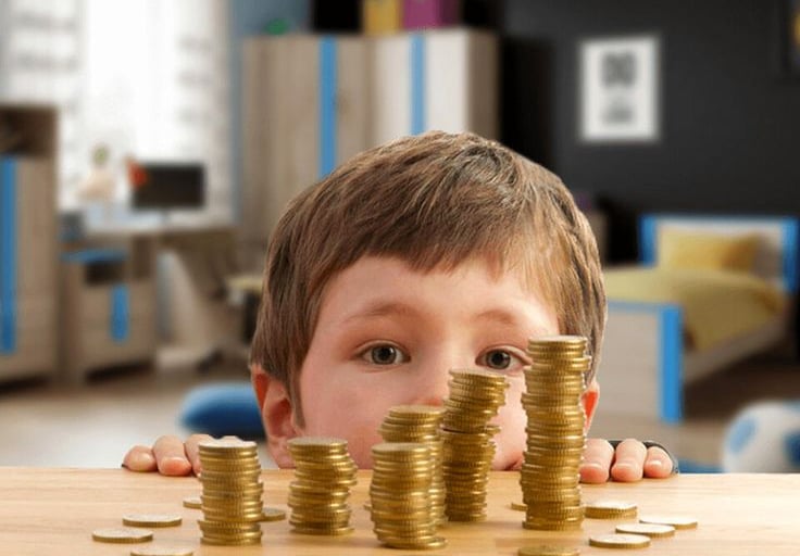 imagem de um garotinho juntando seu dinheiro para o seu futuro .