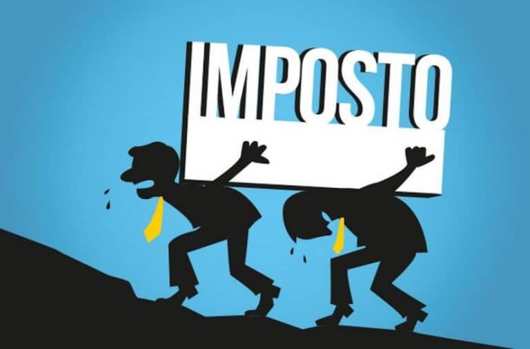 imagem ilustra dois bonecos carregando uma placa escrito imposto.