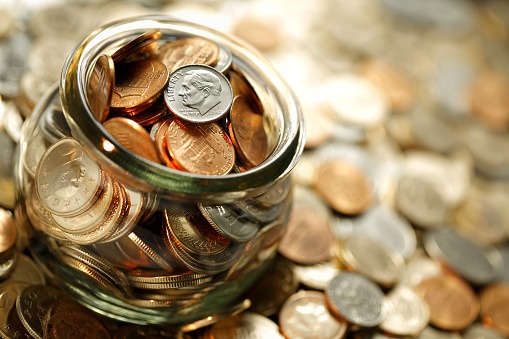 varias moedas juntas mostrando uma  forma de juntar dinheiro