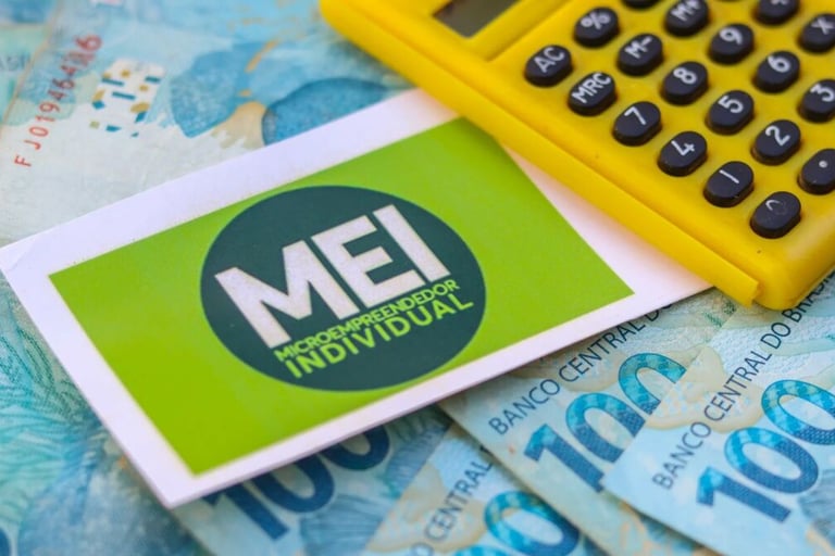 imagem mostra dinheiro uma calculadora e um cartão de micro empreendedor