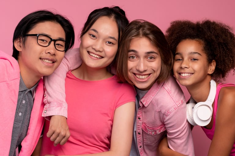 Jovens abraçados simbolizando uma boa amizade sobre eles.