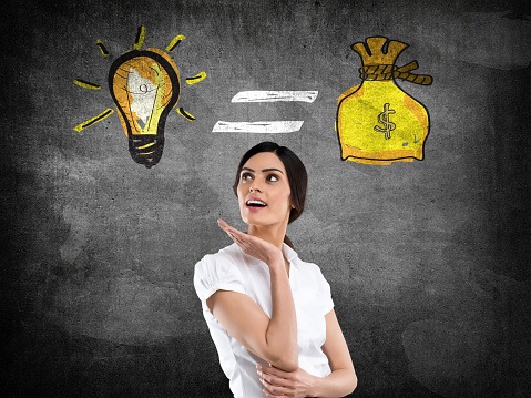 imagem de uma mulher pensando nas dividas