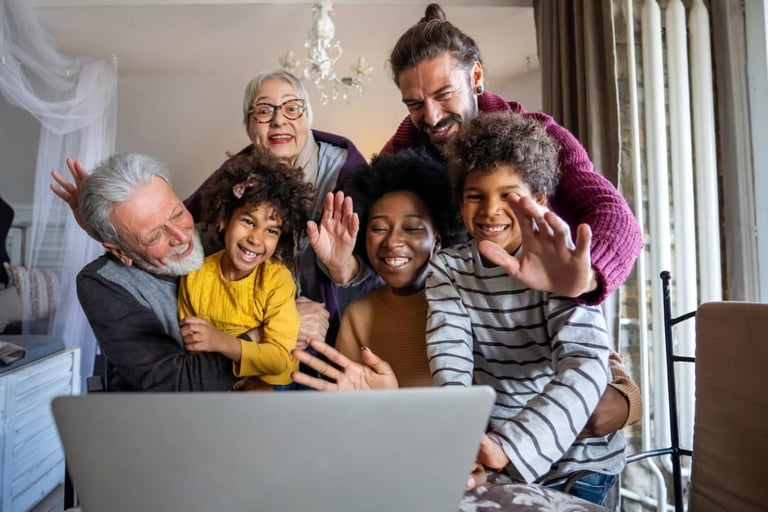 imagem de um núcleo familiar . com todas as gerações reunidas.