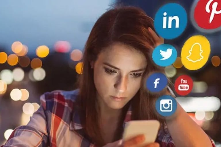 imagem de uma jovem usando suas redes sociais.