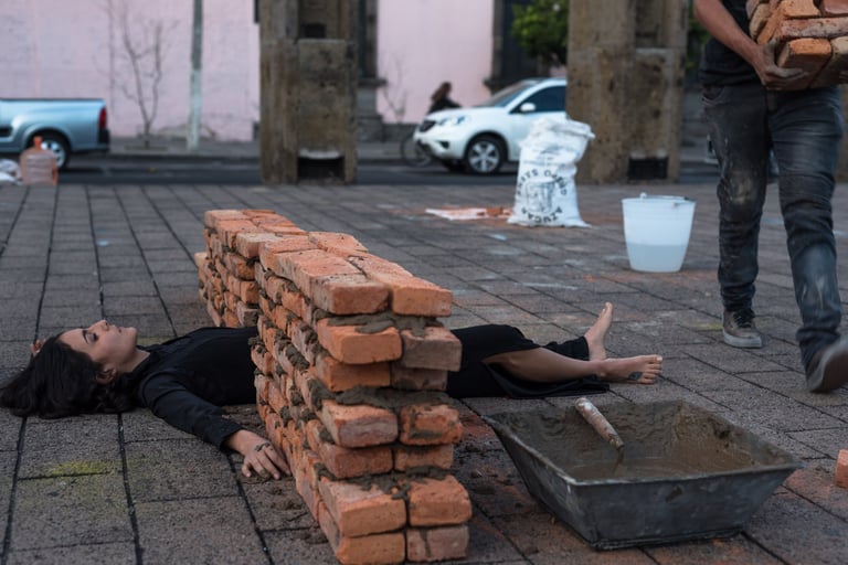 un muro que parte el cuerpo en dos