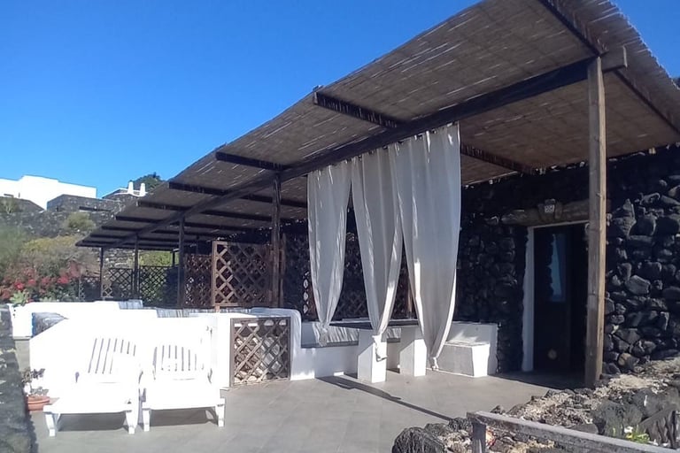 Dammuso in offerta a Pantelleria con patio arredato, parte delle promozioni del momento sul sito