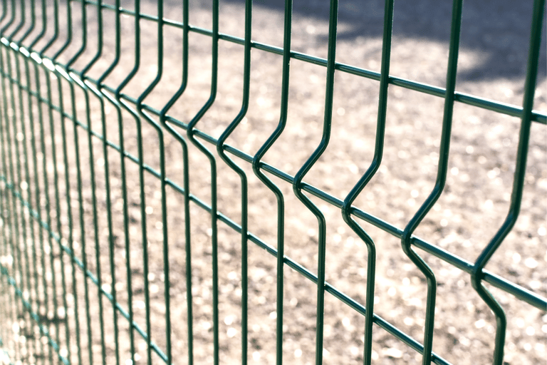 Kaynak makinesinde üretimi ve kaynağı tamamlandıktan sonra kullanılan panel çit örneği